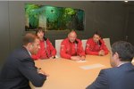 Michail Koslowskii (Lada) und Teamchef Wiktor Schapowalow mit Lada-Präsident Igor Komarow