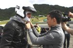 Pascal Wehrlein hilft Sebastian Prödl beim Anlegen des Helms