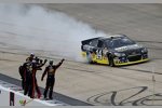 Erster Saisonsieg für Tony Stewart (Stewart/Haas) 