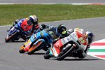 Philipp Öttl vor Alex Marquez und Hyuga Watanabe 
