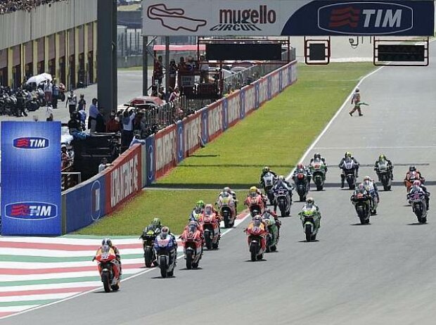 Titel-Bild zur News: Start zum MotoGP-Rennen in Mugello 2013