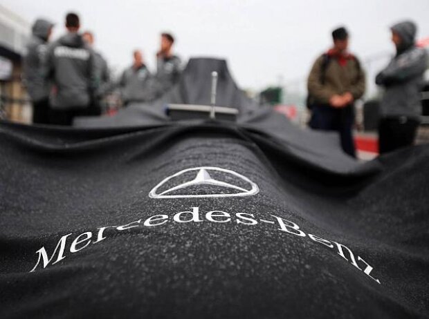 Titel-Bild zur News: Mercedes Hülle Regen