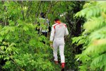 Jules Bianchi (Marussia) auf dem Fußweg in die Box