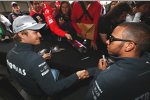 Nico Rosberg und Lewis Hamilton bei einer Autogrammstunde