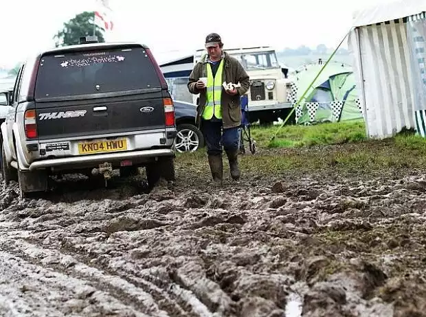 Schlammparkplatz in Silverstone Titel-Bild zur News: Schlammparkplatz in Silverstone