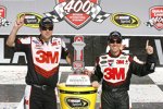 Greg Biffle und Crewchief Matt Puccia in der Victory Lane