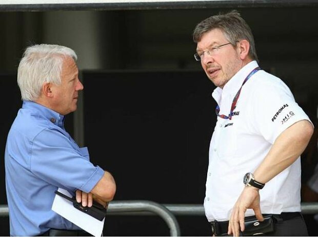 Titel-Bild zur News: Charlie Whiting (Technischer Delegierte der FIA), Ross Brawn (Teamchef)