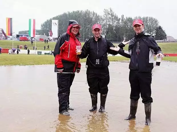 Fans, Regen Titel-Bild zur News: Fans, Regen
