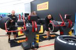 Pirelli-Mechaniker montieren Reifen