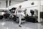 Nico Rosberg (Mercedes) spielt Fußball in der Box
