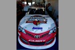 Der Waltrip-Toyota von Brian Vickers im Design der Louisville Cardinals