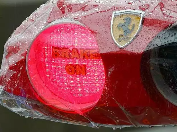 Titel-Bild zur News: Brake On Ampel Regen Ferrari