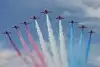 Bild zum Inhalt: Hamilton mit Red Arrows auf fliegender Runde