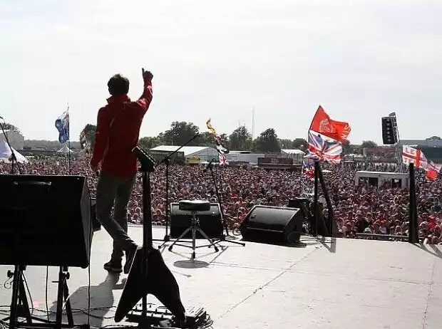 Max Chilton, Bühne, Konzert Titel-Bild zur News: Max Chilton, Bühne, Konzert