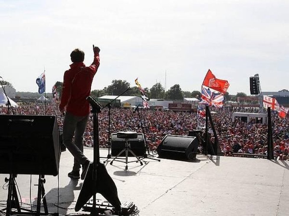 Max Chilton, Bühne, Konzert