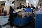 Packarbeiten im Fahrerlager