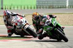 Loris Baz vor Leon Haslam 