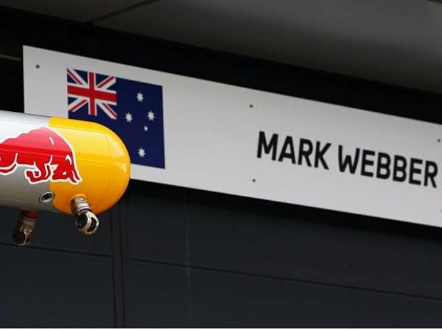 Titel-Bild zur News: Die Red-Bull-Box von Mark Webber in Silverstone