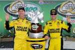 Matt Kenseth und Crewchief Jason Ratcliff in der Victory Lane