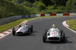 Lewis Hamilton und Nico Rosberg (Mercedes) fahren mit alten Silberpfeilen auf der Nürburgring-Nordschleife