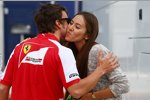 Fernando Alonso (Ferrari) begrüßt Jessica Michibata, Freundin von Jenson Button (McLaren) 