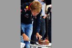 Sebastian Vettel (Red Bull) schneidet seine Geburtstagstorte an