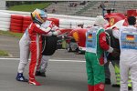 Fernando Alonso (Ferrari) beobachtet die Bergung seines Autos