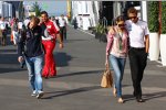 Sebastian Vettel (Red Bull) und Jenson Button (McLaren)  mit Freundin Jessica Michibata