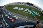 Start zum Coke Zero 400 mit Kyle Busch und Matt Kenseth (beide Gibbs) an der Spitze 