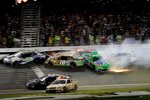 Crash auf den letzten Metern: Casey Mears, Kyle Busch, J.J. Yeley, Danica Patrick, David Gilliland - unten Ricky Stenhouse Jun. und Ryan Newman 