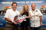 Daytona-Präsident Joie Chitwood, Sängerin Sheryl Crow und NASCAR-Künstler Sam Bass