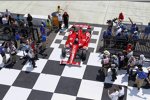 Scott Dixon (Ganassi) fährt in die Victory Lane