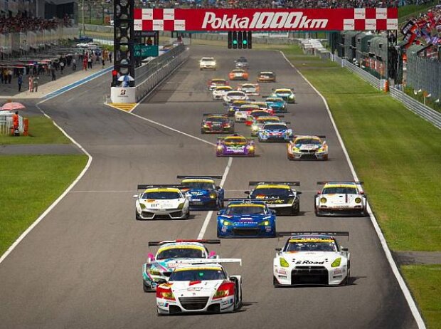 Super-GT-Start in Suzuka