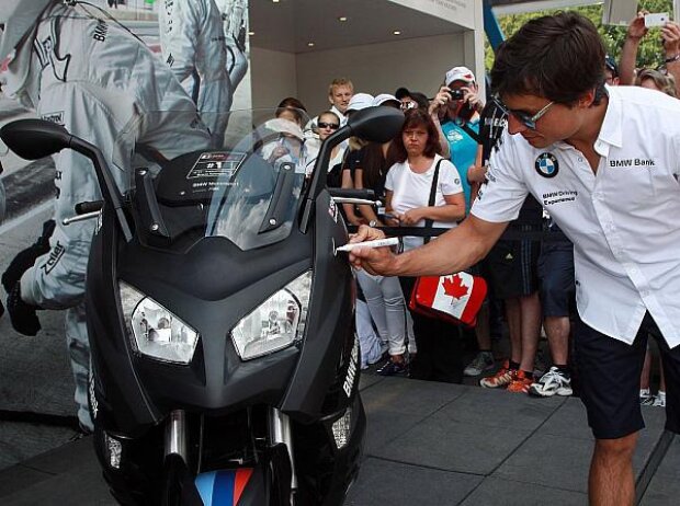 Premiere bei der DTM auf dem Norisring: Bruno Spengler signiert einen der C 600 Roller der Sonderserie 