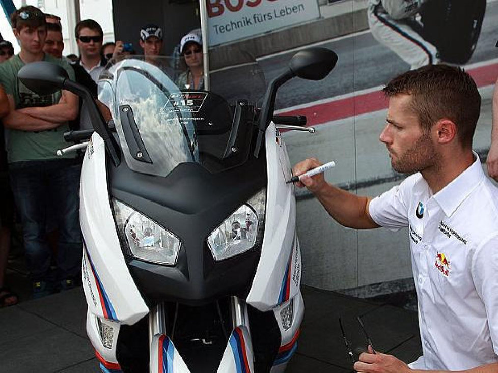 Premiere bei der DTM auf dem Norisring: Martin Tomcyk signiert ein Exemplar der C 600 Sonderserie
