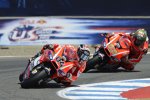 Andrea Dovizioso vor Nicky Hayden (Ducati) 