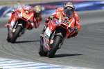 Andrea Dovizioso vor Nicky Hayden (Ducati) 