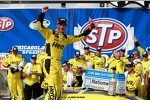 Joey Logano in der Victory Lane