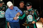 Austin Dillon und Richard Childress mit einer Bodenprobe in der Victory Lane 