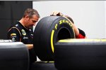 Lotus-Mechaniker mit Pirelli-Reifen