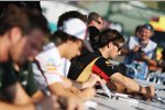 Romain Grosjean (Lotus) bei der Autogrammstunde