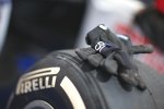 Handschuhe auf Pirelli-Reifen