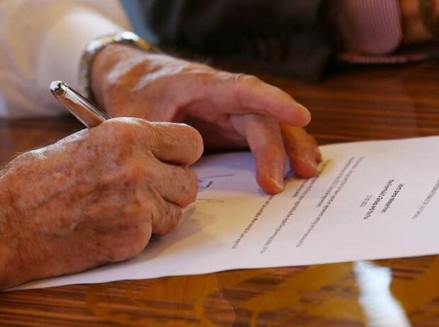 Bernie Ecclestone unterschreibt den neuen FIA-Vertrag Bernie Ecclestone unterschreibt den neuen FIA-Vertrag