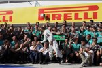 Lewis Hamilton (Mercedes) feiert mit dem Team