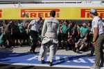 Lewis Hamilton (Mercedes) feiert mit dem Team