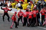 Jubel bei der Stewart/Haas-Crew von Ryan Newman