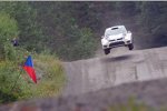 Jari-Matti Latvala (Volkswagen) fliegt im Qualifying über einer der zahlreichen Sprungkuppen