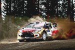 Kris Meeke (Citroen) pflügt durch die finnischen Wälder