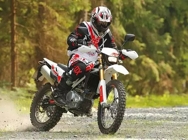 Hyosung XRX 125 LC Supermoto Titel-Bild zur News: Hyosung XRX 125 LC Supermoto