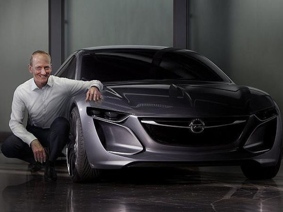 Dr. Karl-Thomas Neumann mit dem Opel Monza Concept